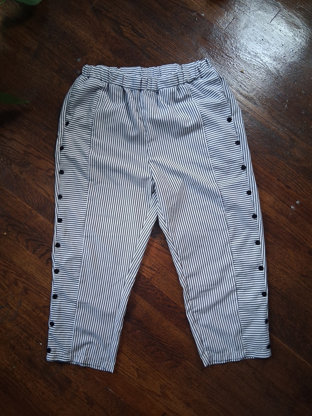 Striped Gray & White Snap-Button Women 2X Ankle Pants